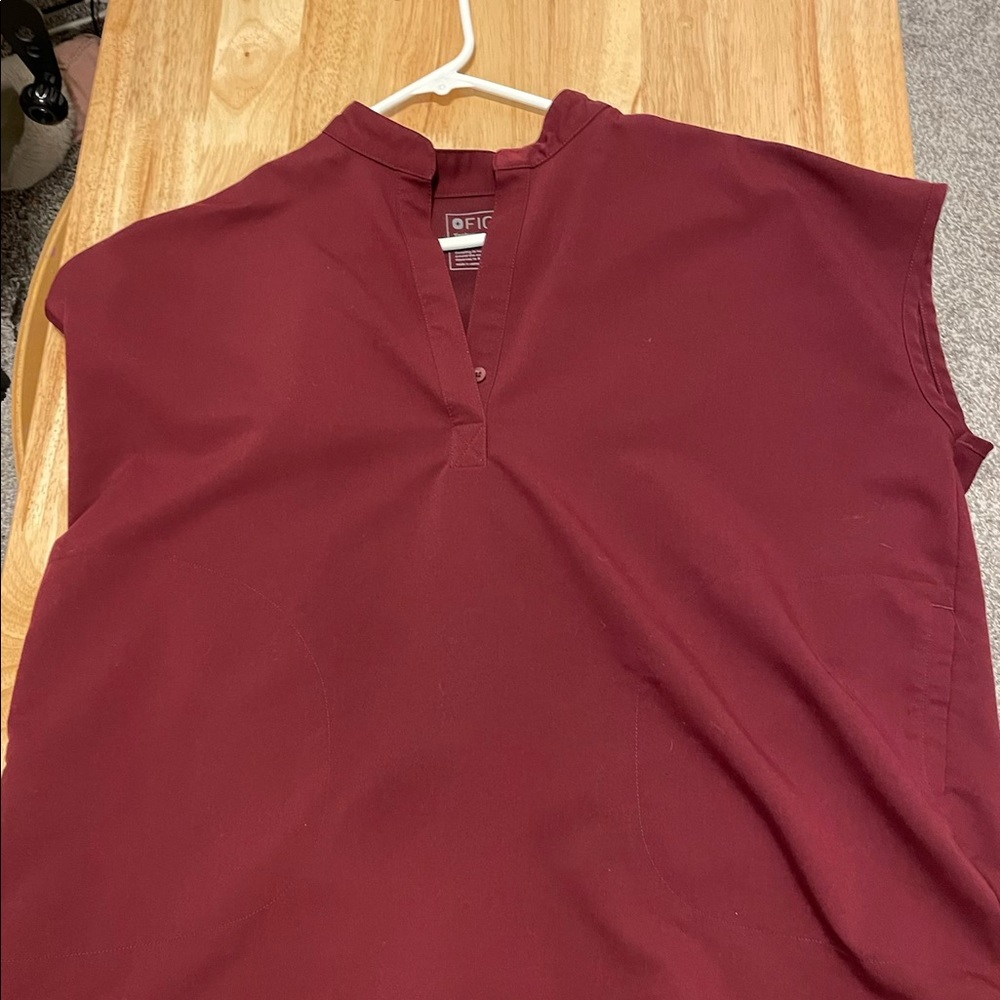 EUC: Figs large Rafaela scrub top, Burgundy - great top just not my color